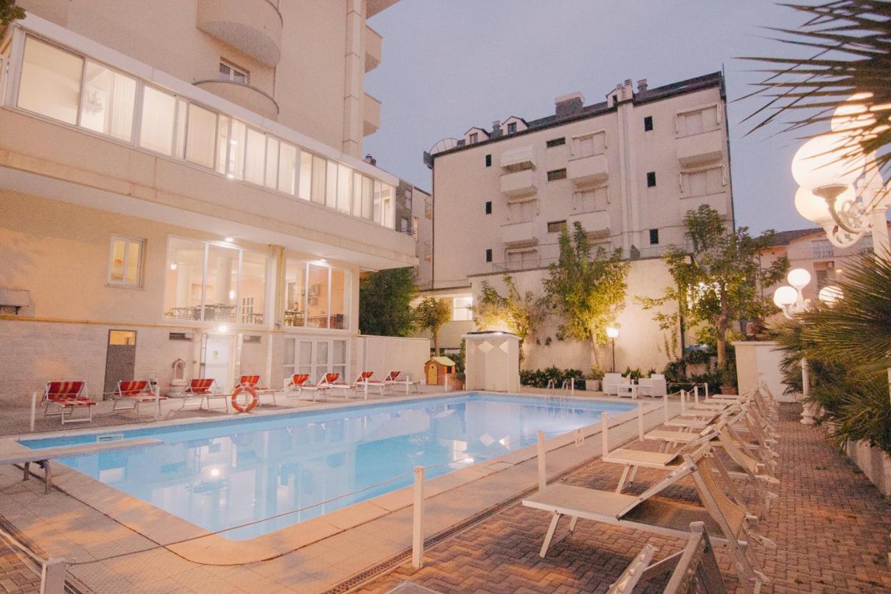 Hotel Beverly Rimini Buitenkant foto
